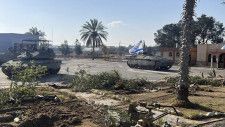 7日、パレスチナ自治区ガザ南部にあるラファ検問所に入るイスラエル軍の戦車（イスラエル軍提供・AP＝共同）