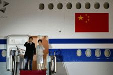 ハンガリー首都ブダペストの空港に到着した中国の習近平国家主席（左）＝8日（ロイター＝共同）