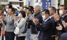 静岡県知事選が告示され、候補者の出陣式に集まった有権者ら＝9日午前、静岡県沼津市