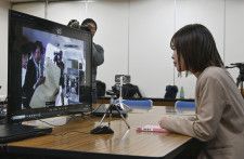 「オンライン立ち会い」のリハーサルで、投票の様子を確認する鳥取県智頭町の職員＝9日午前、智頭町役場