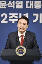 9日、ソウルの韓国大統領府で記者会見する尹錫悦大統領（共同）