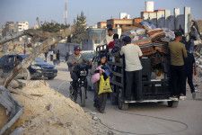 9日、パレスチナ自治区ガザ・ラファ東部から西側に退避する住民（ゲッティ＝共同）