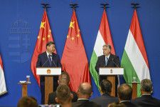 9日、ハンガリー首都ブダペストで、オルバン首相（右）との共同記者会見に臨む中国の習近平国家主席（Szilard　Koszticsak/MTI提供・AP＝共同）
