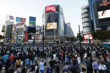 東京・JR渋谷駅前を行き交う大勢の人たち＝昨年10月