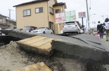 能登半島地震による液状化でひび割れたアスファルト＝1月、新潟市