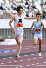 男子400メートル決勝でゴールする豊田兼。45秒82をマークし優勝した＝国立競技場