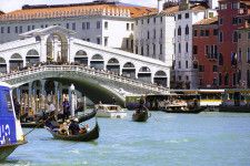 ゴンドラやボートが行き交うイタリア・ベネチアの運河＝4月（共同）