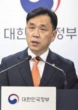 10日、ソウルで記者会見する韓国科学技術情報通信省の姜度賢第2次官（共同）