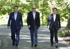 日米韓首脳会談を終え、共同記者会見に臨む（右から）岸田首相、バイデン米大統領、韓国の尹錫悦大統領＝2023年8月、米ワシントン近郊・キャンプデービッド（共同）