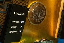 国連総会会場のスクリーンに投影された、パレスチナ正式加盟を再検討を求める決議案採択の結果＝10日、ニューヨーク（ロイター＝共同）