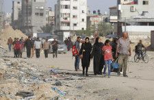パレスチナ自治区ガザ・ラファ東部から避難する人たち＝9日（ゲッティ＝共同）