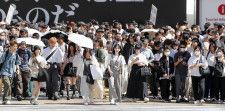 東京・渋谷のスクランブル交差点を歩く人たち＝5日
