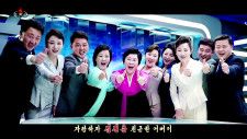 北朝鮮の朝鮮中央テレビが4月に放映した「親しいオボイ」の一場面で、同僚と笑顔で親指を立てる看板アナウンサーの李春熙氏（左から5人目）（共同）