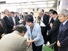 静岡市で有権者と握手する上川外相（中央）＝11日午前