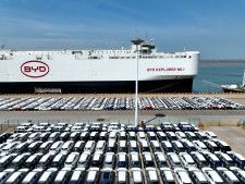 中国江蘇省の港で自動車運搬船へ搬入される予定のEV＝4月（チャイナ・デーリー提供・ロイター＝共同）