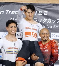 自転車のジャパン・トラック・カップの男子スプリントで優勝した太田海也（中央）＝伊豆ベロドローム