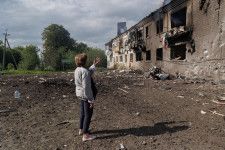 ウクライナ・ハリコフ州ボウチャンスクへの砲撃で損壊した建物＝11日（アナトリア通信提供・ゲッティ＝共同）