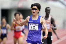 男子1500メートルで優勝し、ガッツポーズする飯沢千翔。日本歴代2位となる3分35秒77をマークした＝ヤンマースタジアム長居
