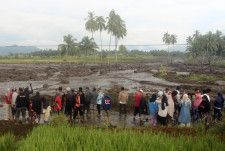 土石流に襲われたインドネシア・スマトラ島西スマトラ州の現場＝12日（AP＝共同）