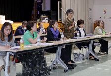 「日本サハリン協会」の総会であいさつする斎藤弘美会長（右から3人目）＝12日午後、札幌市