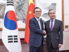 13日、会談を前に握手を交わす韓国の趙兌烈外相（左）と中国の王毅外相＝北京（聯合＝共同）