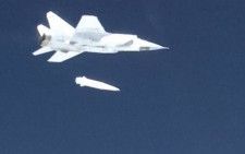 極超音速ミサイル「キンジャル」を発射するロシア戦闘機ミグ31のビデオ画像。ロシアのテレビが報じた（AP＝共同）