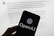 スマートフォンに表示されたオープンAIのロゴ（AP＝共同）