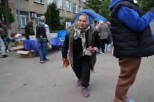 13日、ウクライナ東部ハリコフ州で、ロシア軍の攻撃から避難した住民（アナトリア通信提供・ゲッティ＝共同）