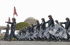 警視庁機動隊の観閲式で行進する隊員ら＝14日午前、東京・明治神宮外苑