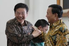 インドネシアを訪れ、プラボウォ次期大統領（右）と談笑するシンガポールのローレンス・ウォン新首相＝4月29日、ボゴール（AP＝共同）