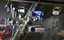 多重事故で男女3人死傷、川崎　車両横転、首都高湾岸線