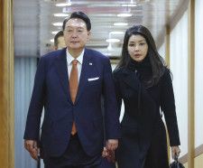 韓国の尹錫悦大統領（左）と妻金建希氏＝2023年12月、ソウル近郊（聯合＝共同）
