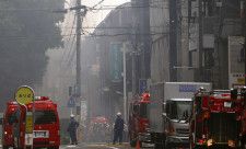 煙が立ち込めた京都市下京区の火災現場周辺＝16日午前11時6分