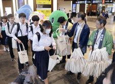 福井駅の構内で、首都圏から訪れた中学生を見送る富山、石川、福井3県の関係者ら＝16日午後