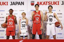 バスケットボール男女日本代表の新ユニホームを披露する馬瓜エブリン（左端）、渡辺雄太（左から3人目）ら＝16日、東京都港区
