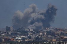 16日、イスラエル側から見える空爆後にガザ北部に立ち上る煙（ロイター＝共同）