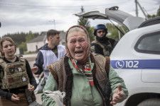ウクライナ東部ハリコフ州で、戦闘拡大を受けて避難する女性＝15日（ゲッティ＝共同）
