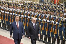 歓迎式典に臨むロシアのプーチン大統領（右）と中国の習近平国家主席＝16日、北京（ロイター＝共同）