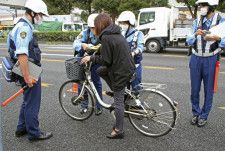 警視庁による自転車利用者への指導の様子＝2022年10月、JR品川駅前