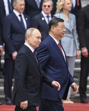 16日、北京での歓迎式典に臨むロシアのプーチン大統領（手前左）と中国の習近平国家主席（同右）（タス＝共同）