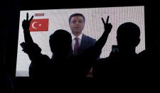 2018年、デミルタシュ氏の選挙演説放映に見入る支持者ら＝イスタンブール（ロイター＝共同）
