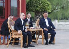 北京の「中南海」で会談するロシアのプーチン大統領（手前左）と中国の習近平国家主席＝16日（新華社＝共同）