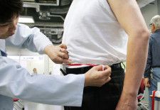 腹囲の測定を受ける日本の男性