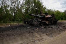 ウクライナ東部ハリコフ州で、破壊された戦車＝16日（ロイター＝共同）