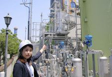 大阪ガスが公開したバイオガスからメタンを合成する実験設備＝17日、大阪市