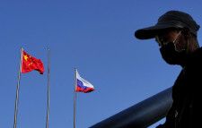 「中ロ博覧会」の会場に掲げられた中国とロシアの国旗＝16日、中国黒竜江省ハルビン（共同）