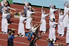 パラ陸上の世界選手権開会式で披露されたパフォーマンス＝17日午後、神戸市の神戸ユニバー記念競技場