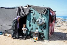 イスラエル軍の攻撃から逃れ、ガザ地区中部デールバラハの仮設テントに身を寄せる避難民＝16日（ゲッティ＝共同）