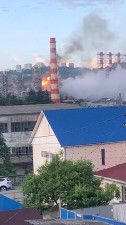 ロシア南部トゥアプセの製油所から上がる炎。17日に公開された映像から（ロイター＝共同）