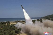 北朝鮮が行った「戦術弾道ミサイル」の発射実験＝17日（朝鮮中央通信＝共同）